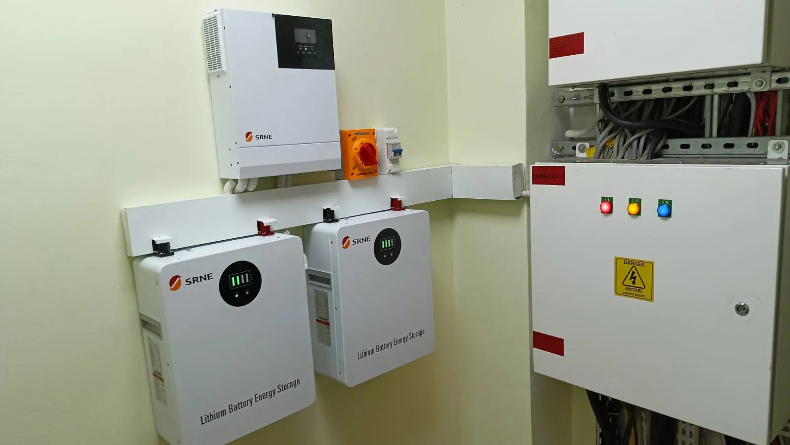 Wall-mounted hybrid inverter with two lithium battery modules